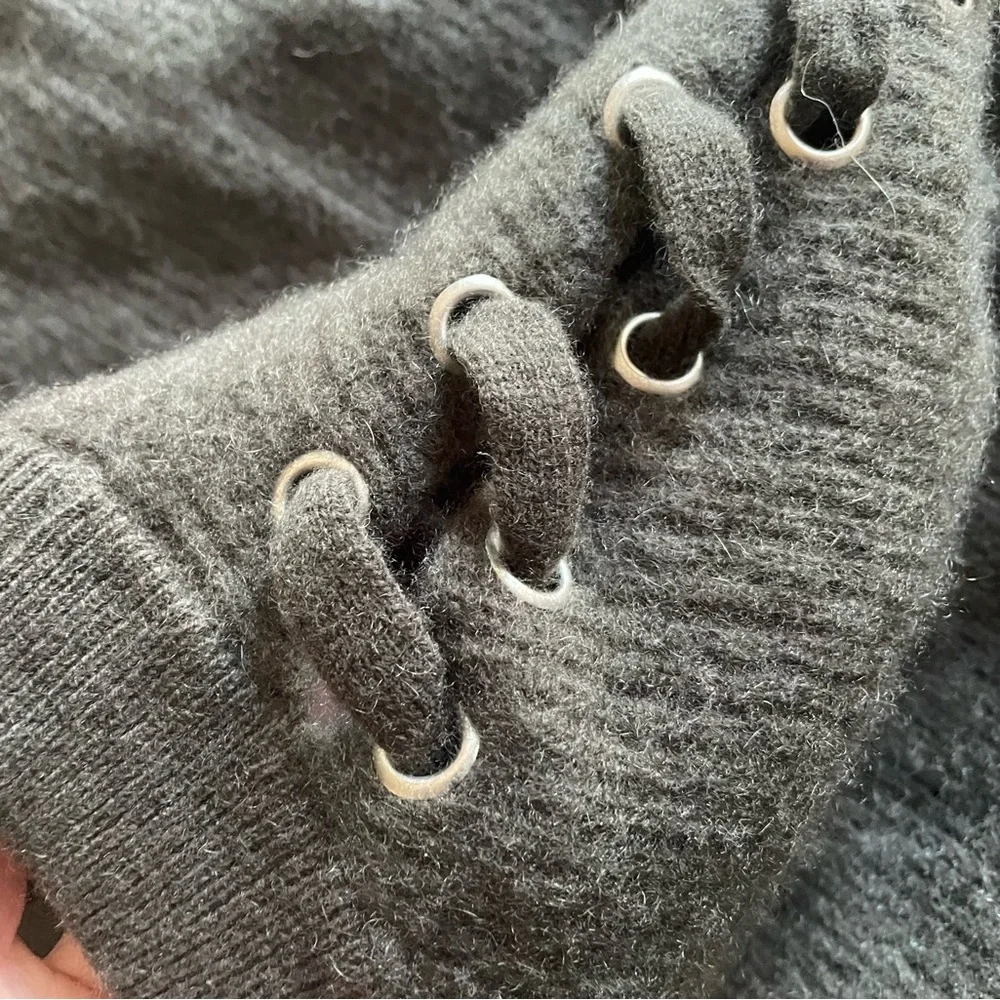 Gently pre-owned Bloomingdale’s cashmere sweater lace up shoulders gray-green S - Picture 10 of 10
